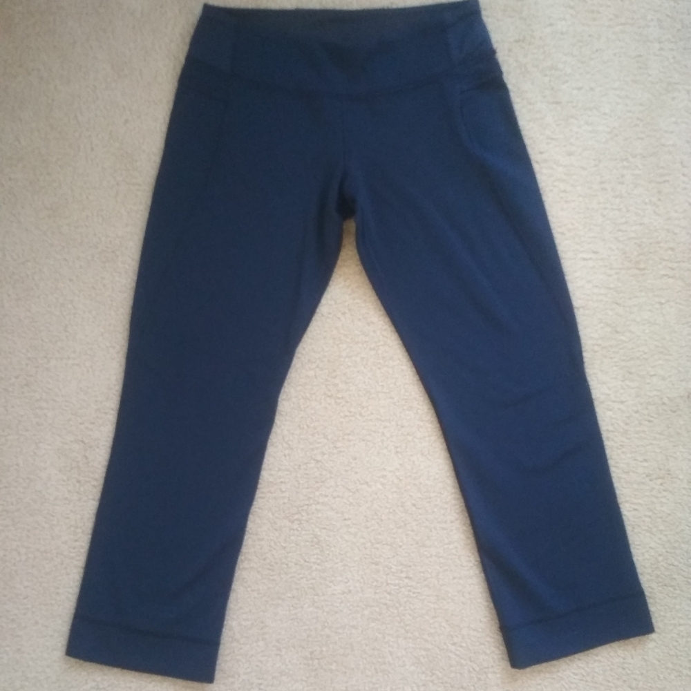 Lululemon navy blue crop yoga pants